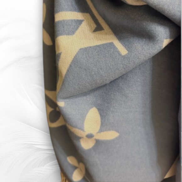 Light Blue & White Reversible Floral Pattern Fringe Shawl / Scarf - Picture 5 of 6